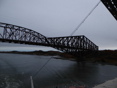   Quebec Bridge Eisenbahn- und Straßenbrücke über den Sankt-Lorenz-StromQuebec  City Quebec Bridge  987 m lang 