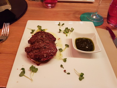 Das Neue Fontana ein schönes Slow-Food-Lokal mit Terrasse bietet internationale Gerichte sowie Steaks vom Holzkohlengrill an  ( Wasserbüffelsteak )