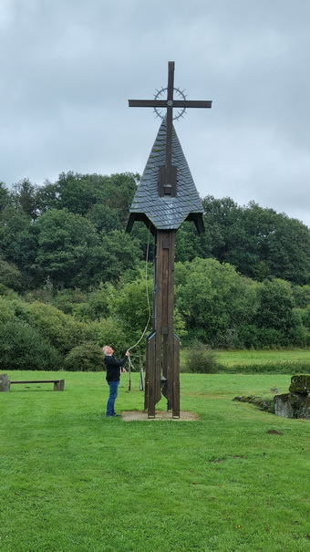 Strohner Schweiz Erinnerungsstätte Schutzalf mit BimBam Glocke 