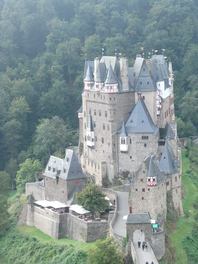 Burg Eltz HöhenburgBurg Eltz im Tal der Elz