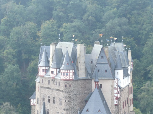 Burg Eltz HöhenburgBurg Eltz im Tal der Elz