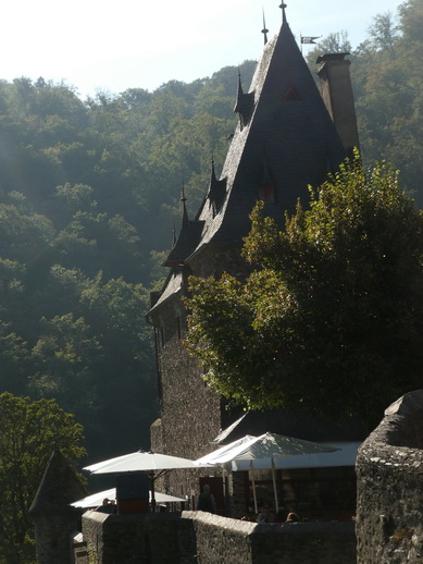 Burg Eltz im Tal der Elz