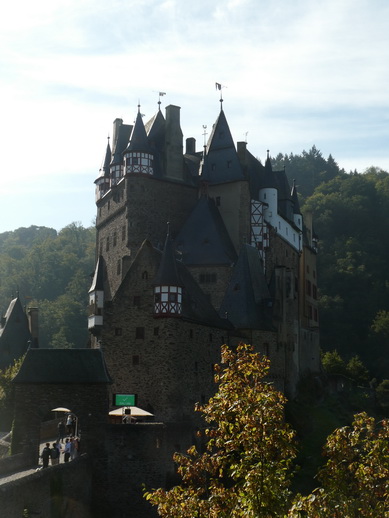 Burg Eltz im Tal der Elz