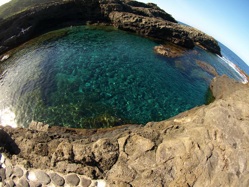 Charco Manso ist eine natürliche Badebucht  grosses Naturschwimmbecken  mit Grillstellen