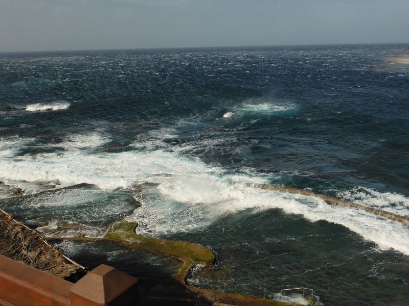 Sturm auf dem Meer  Sturm auf Frontera mare atlantico regenbogen durch Gischt der Wellen 