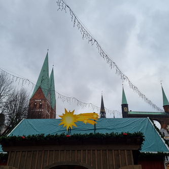 Lübeck Weihnachtsmarkt  Traveufer Old City Altstadt Hüxstrasse 
