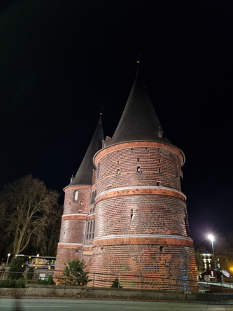 Lübeck by Night Obertravebrücke Speicherhäuser Travekunst Kunstautomat