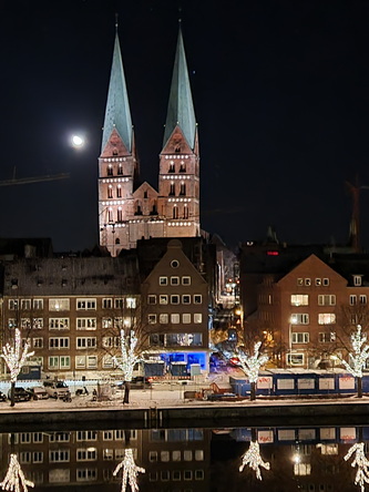 fensterblick auf Lübeck Blick mit Kirche 
