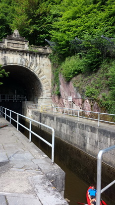 Weilburg an der Lahn Schifftunnel Schloss Kettenbrücke Rollschiff  Kanu Eisenbahn