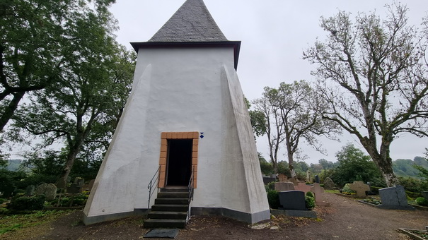 Weinfelder Maar (Totenmaar)  Kapelle und der angeschlossene Friedhof