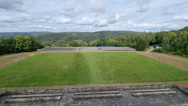 Vogelsang Eifel Urfttalsperre auf dem Berg Erpenscheid Sportstätten Ertüchtigungswiese 