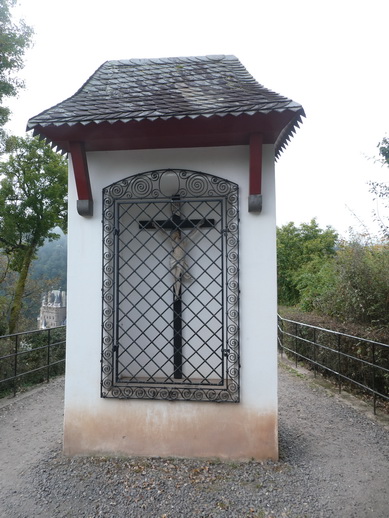 Burg Eltz HöhenburgBurg Eltz im Tal der Elz