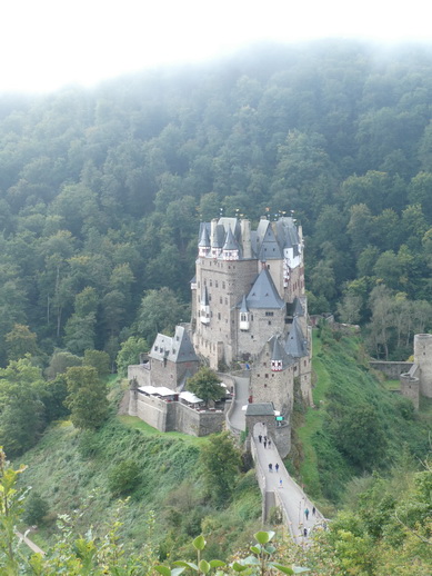 Burg Eltz HöhenburgBurg Eltz im Tal der Elz