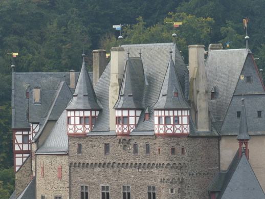 Burg Eltz im Tal der Elz