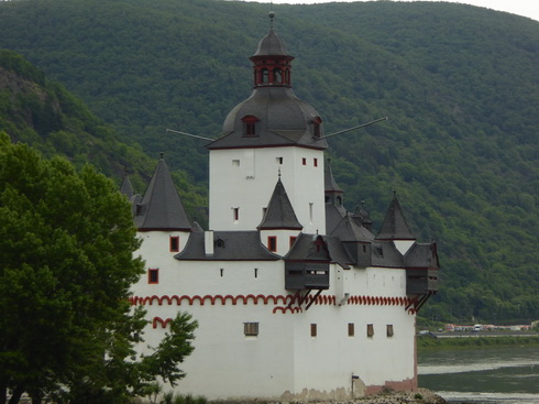 Burg Pfalzgrafenstein Burg Pfalzgrafenstein Zollburg mitten im Rhein