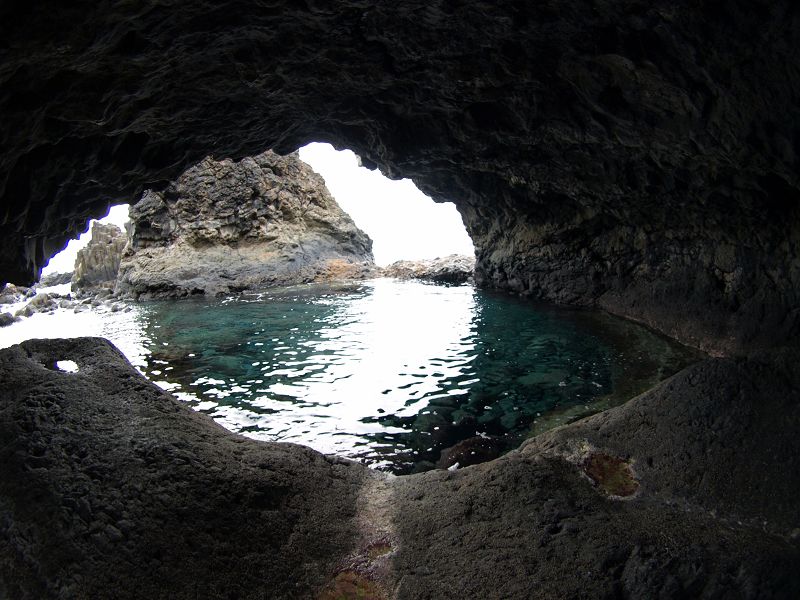   Charco Azul (blauer Teich) ist ein von Felsen gesicherter BadeplatzCharco Azul (blauer Teich) ist ein von Felsen gesicherter Badeplatz