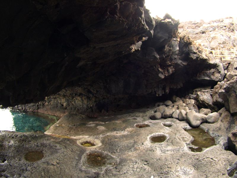   Charco Azul (blauer Teich) ist ein von Felsen gesicherter BadeplatzCharco Azul (blauer Teich) ist ein von Felsen gesicherter Badeplatz