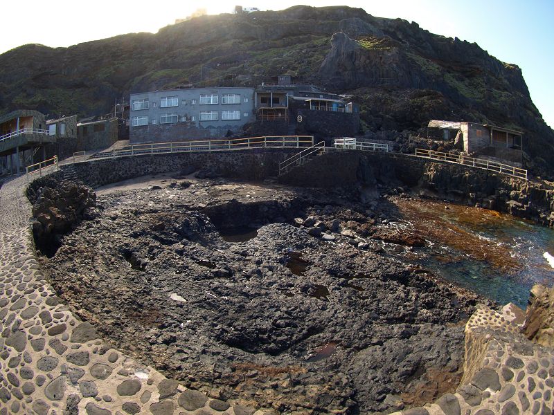 Pozo de Las Calcosas Naturschwimmbecken mit Stricklavaformation altes Fischerdorf El Hierro