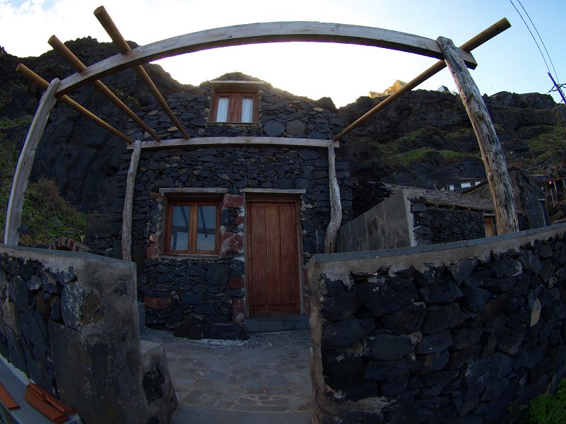 Pozo de Las Calcosas Naturschwimmbecken mit Stricklavaformation altes Fischerdorf El Hierro