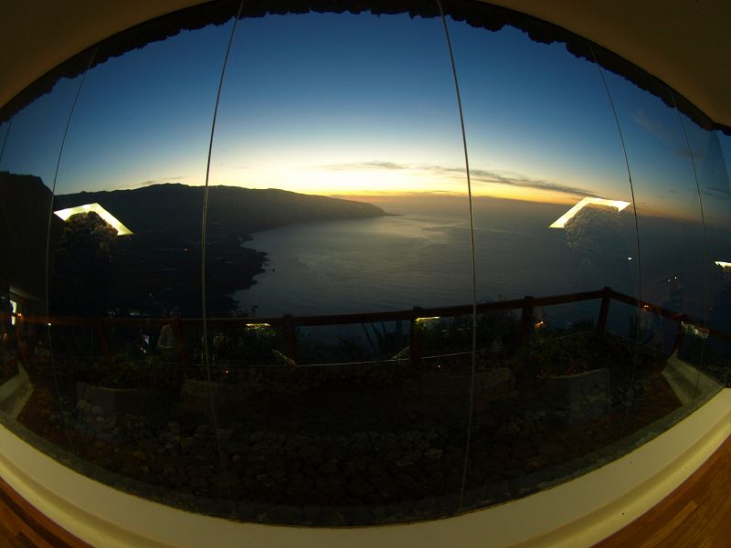 Mirador de la Pena + Pena Restaurant Gleitschirmfliegen in der Sonnendämmerung 