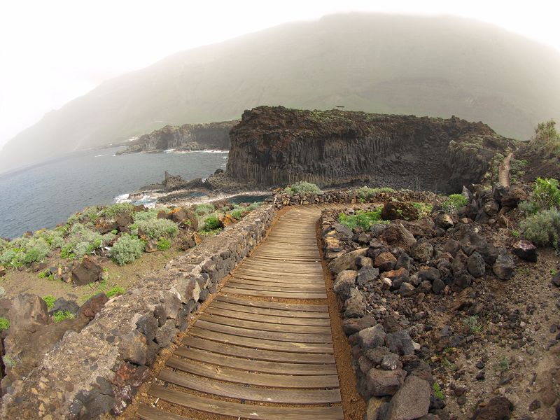 Wanderung am Meer auf Superweg Holzlatten auf Lava von La Maceta nach Las Puntas