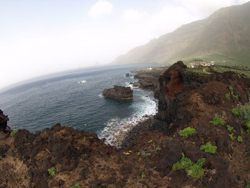 Wanderung am Meer auf Superweg Holzlatten auf Lava von La Maceta nach Las Puntas