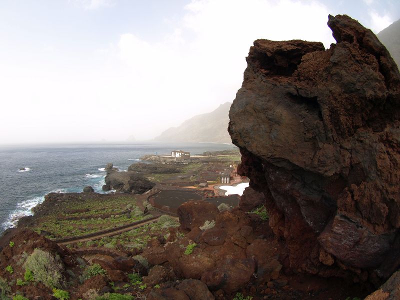 Wanderung am Meer auf Superweg Holzlatten auf Lava von La Maceta nach Las Puntas