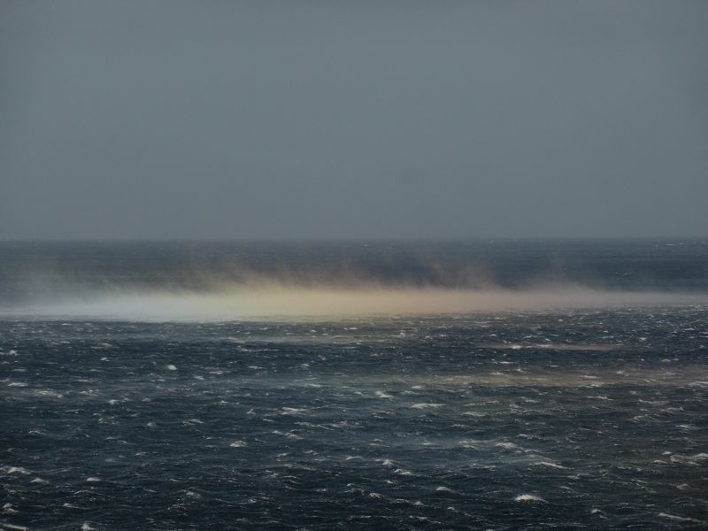 Sturm auf dem Meer  Sturm auf Frontera mare atlantico regenbogen durch Gischt der Wellen 