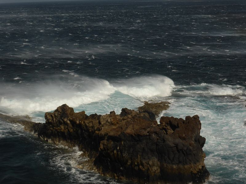 Sturm auf dem Meer  Sturm auf Frontera mare atlantico regenbogen durch Gischt der Wellen 