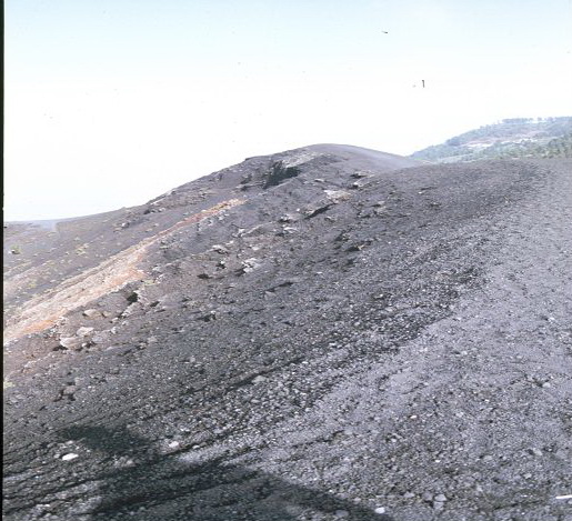 weg zum Leuchtturm ueber Lapilli nach Fuencaliente Salinas