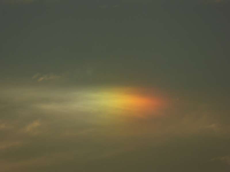 regenbogen in der Wolke