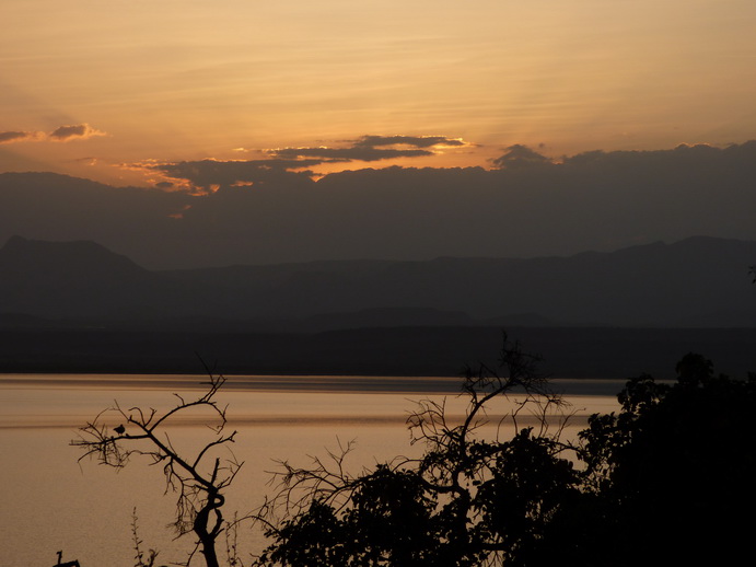 Kenia  Lake Baringo Island Camp sundowner with Gin  