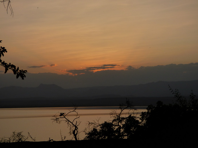 Kenia  Lake Baringo Island Camp sundowner with Gin  