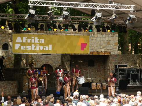 La fanfare Eyo'nl   Eyo'nl Brass Band  BeninLa fanfare Eyo'nl   Eyo'nl Brass Band  Benin