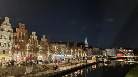 Lübecks  Tor zur Welt Lübeck  Holstentor  Traveufer mit Altstadt