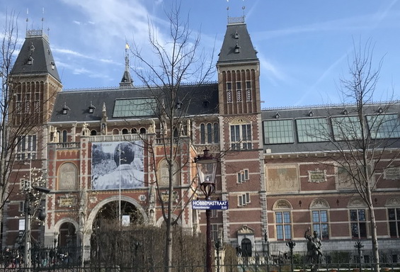 Amsterdam Nachtwache  Nachtwache in Form eines begehbaren Gemäldes Rembrandtplein: Originelles Rembrandt-Denkmal 