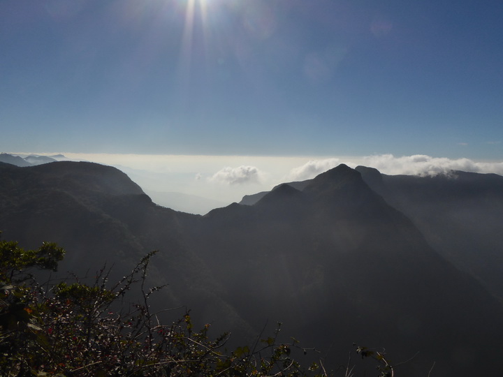 Trekking to Great World's End Drop Hortons Plains Nuwara Eliya Trekking to  Great World's End Drop Hortons Plains  Nuwara Eliya 