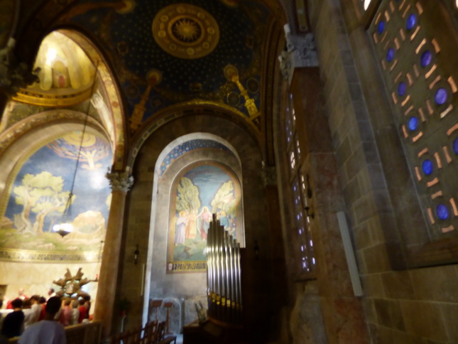 JERUSALEM Kirche der Nationen und Todesangstbasilika. JERUSALEM Kirche der Nationen und Todesangstbasilika.  