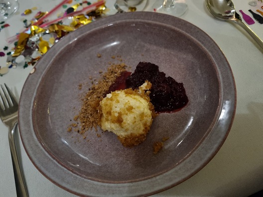 hausgemachter Topfenknödel mit Brombere und Amarettini + Lebkuchencrunch 